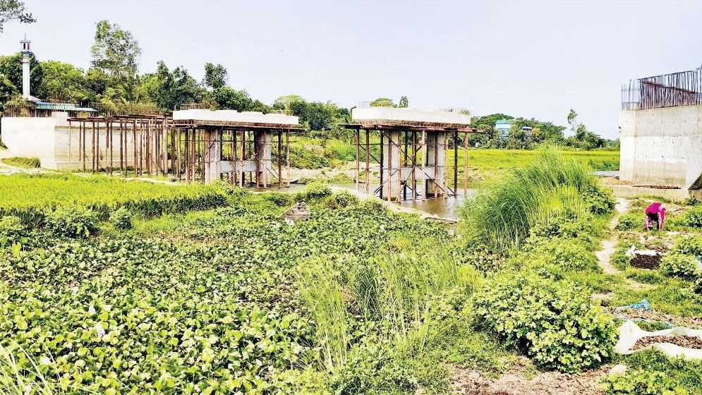 রাস্তা ছাড়াই নির্মাণ হচ্ছে পাঁচ কোটি টাকার সেতু