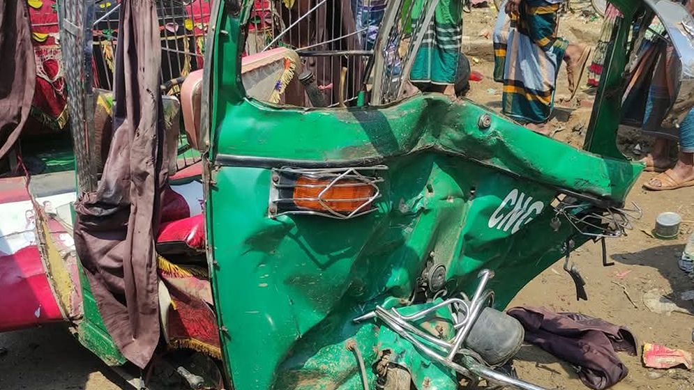 মাইক্রোবাস-অটোরিকশা সংঘর্ষে নিহত ২
