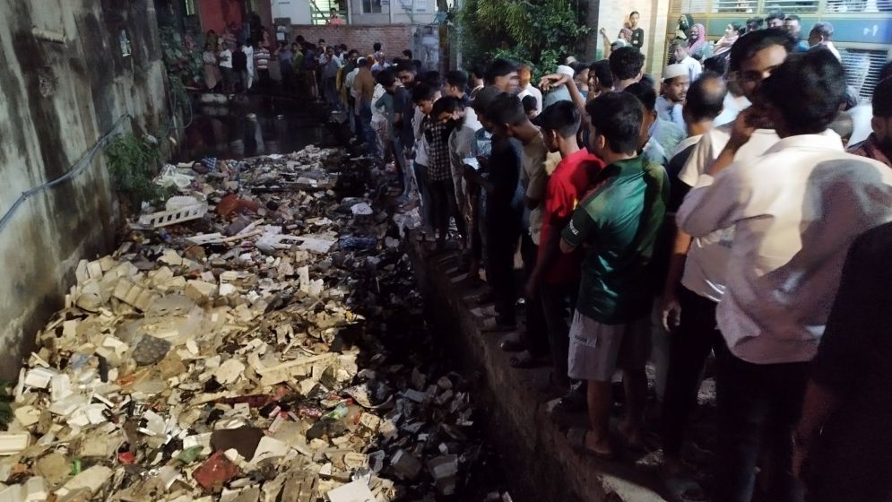 চট্টগ্রাম নগরীতে নালায় পড়ে শিশু নিখোঁজ, তৎপরতা চালাচ্ছে ফায়ার সার্ভিস