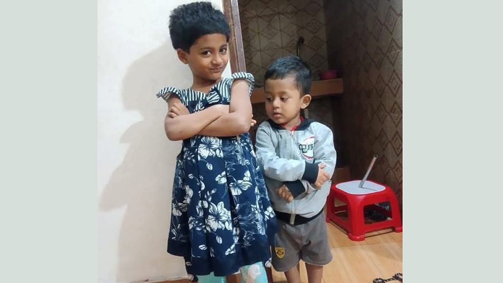 নিজ বাসায় ভাই-বোনকে কুপিয়ে হত্যা, মা আটক