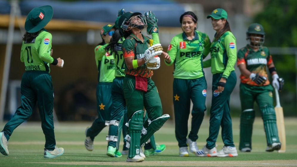 পাকিস্তানের কাছে বড় হারে বিদায় দেখছে বাংলাদেশ