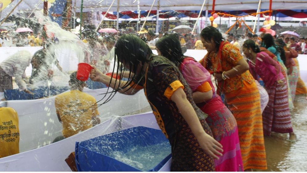 পাহাড় মাতালো সাংগ্রাই জল উৎসব, রাঙামাটিতে নারী-পুরুষের ঢল