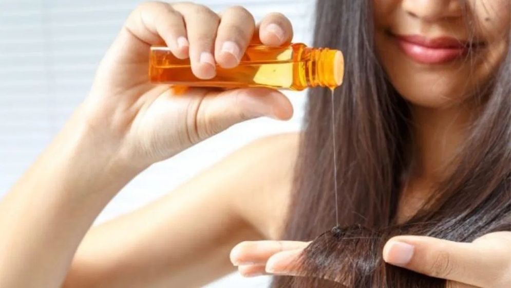 তেল ও মৃদু শ্যাম্পুতেও চুলের ডগা ফাটা কমছে না, যেভাবে সমাধান করবেন