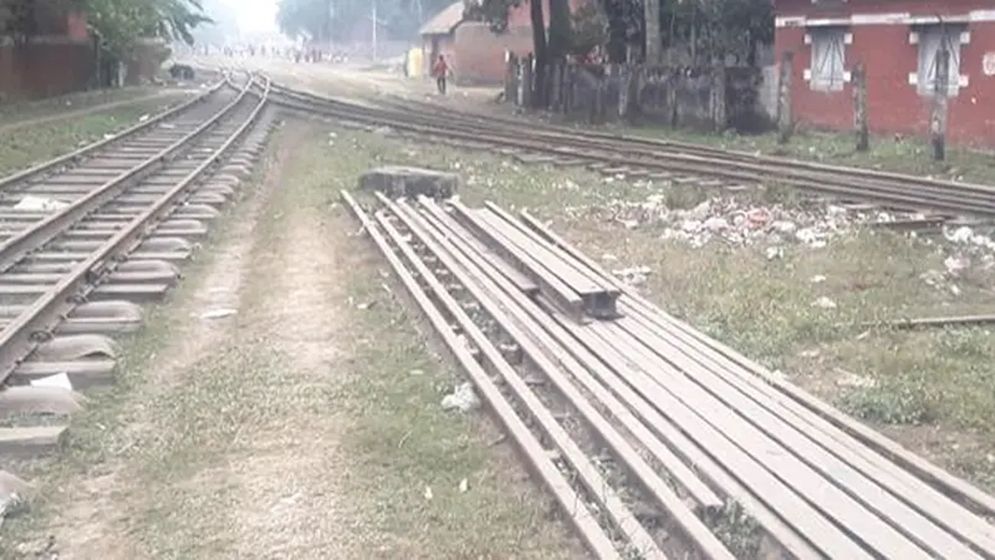 রেলে নিজের ঘরেই ভয়াবহ চোরচক্র
