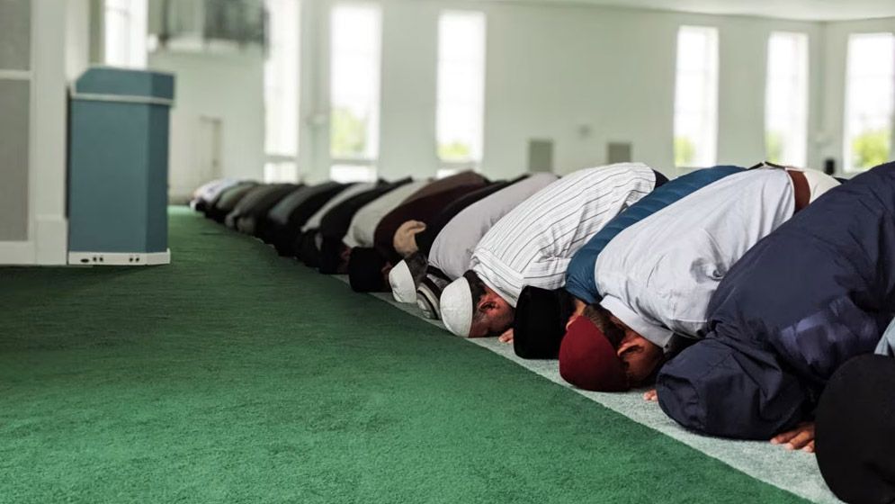 নামাজে নাক মোছার প্রয়োজন হলে করণীয় কী?