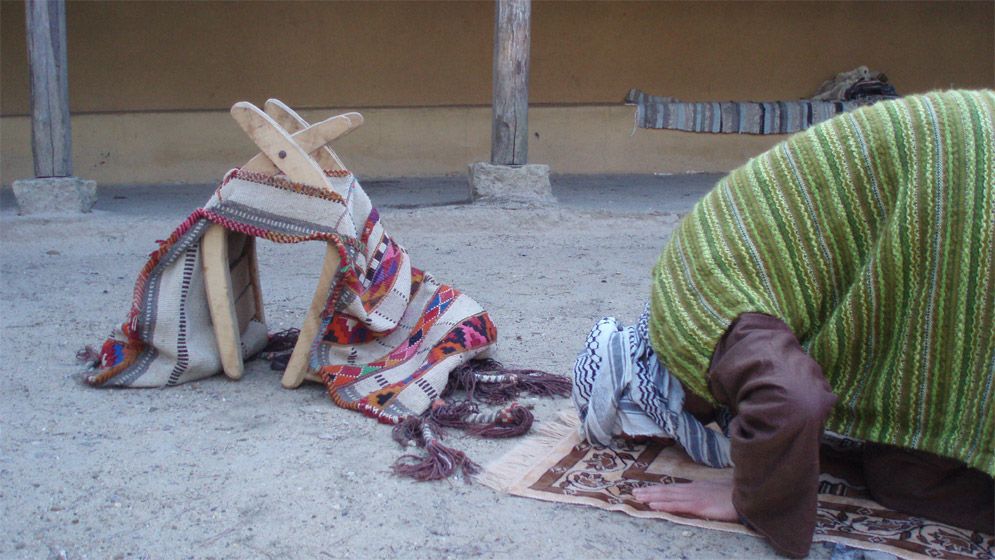 নামাজির সামনে দিয়ে কীভাবে অতিক্রম করবেন