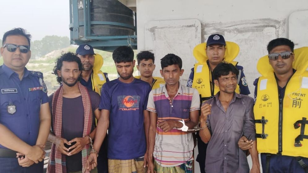 সংবাদ প্রকাশের পর মানিকগঞ্জে চাঁদাবাজির অভিযোগে গ্রেফতার ৪