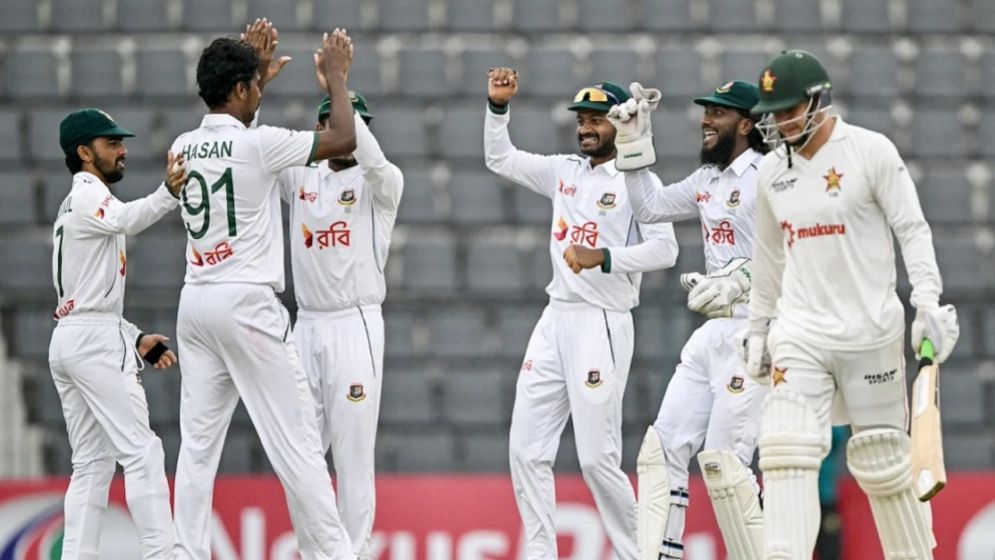 প্রথম সেশন পক্ষে আসলেও স্বস্তিতে নেই বাংলাদেশ