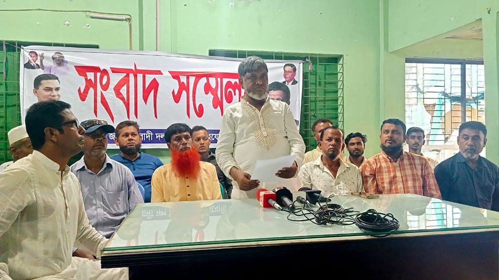 সংবাদ সম্মেলন করে আ.লীগ কার্যালয়ের দখল ছাড়ল বিএনপি