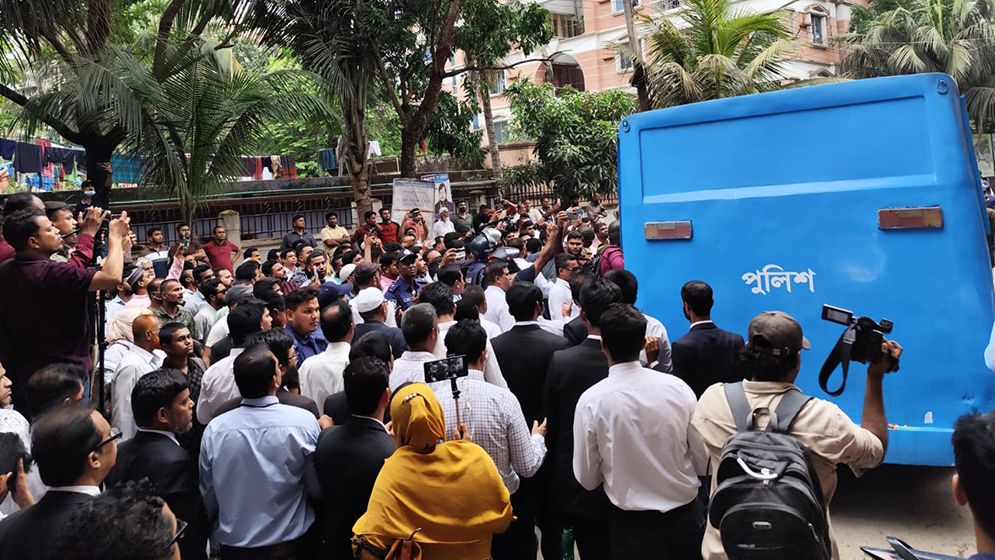 কুমিল্লায় আইনজীবীদের ওপর পচা ডিম নিক্ষেপ, ভুয়া ভুয়া স্লোগান