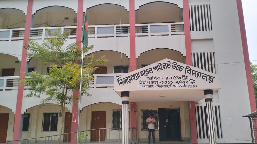 উত্তর বলে দেওয়ার অভিযোগে গ্রেফতার সুপার, প্রত্যাহার ৩ শিক্ষক