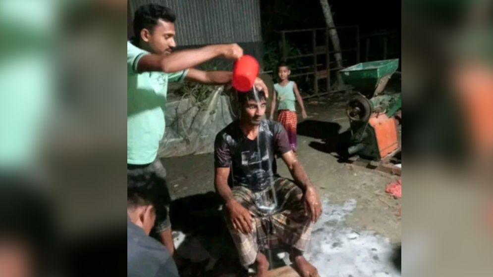তালাকের পর দুধ দিয়ে গোসল করলেন স্বামী