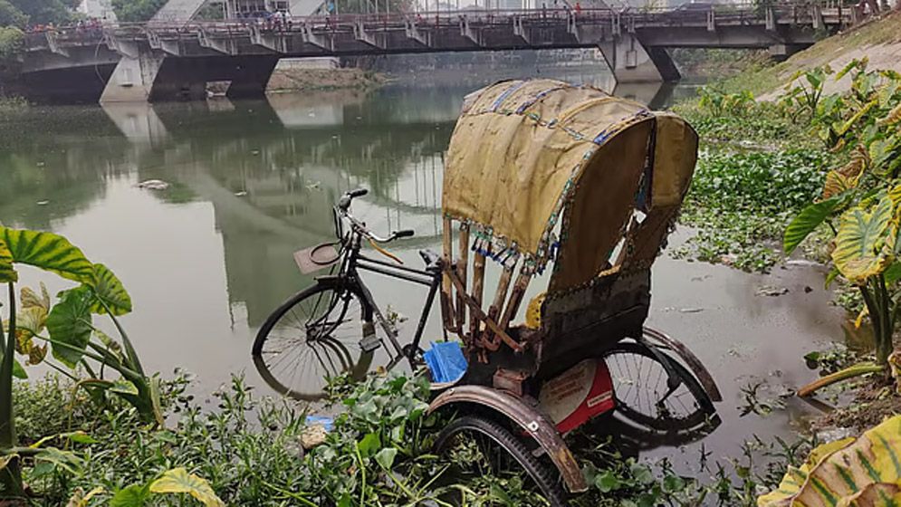 গুলশান লেকে প্যাডেলচালিত রিকশা ফেলে দিলেন অটোরিকশা চালকরা