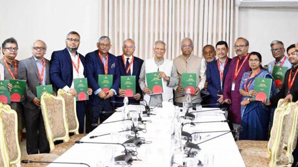 প্রধান উপদেষ্টার কাছে খসড়া প্রতিবেদন জমা দিল শ্রম সংস্কার কমিশন