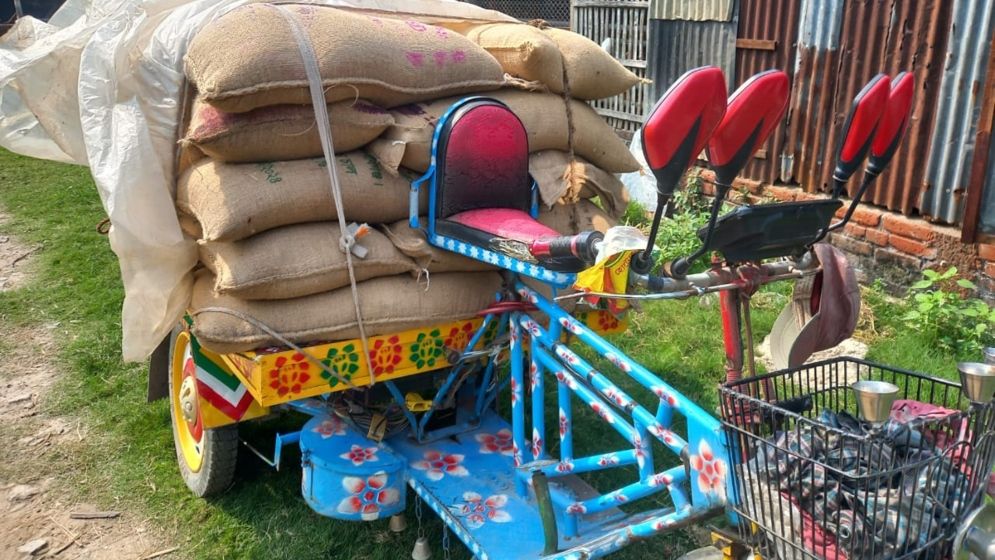 চাটমোহরে খাদ্যবান্ধব কর্মসূচির চালসহ কৃষক দল নেতা আটক