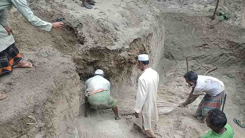 মাটি খুঁড়তে গিয়ে বেরিয়ে এলো ২৫ বছর আগে দাফন করা মুয়াজ্জিনের লাশ