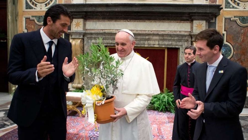 যেভাবে শান্তির বার্তাবাহক হিসেবে ফুটবলকে ব্যবহার করতেন পোপ ফ্রান্সিস