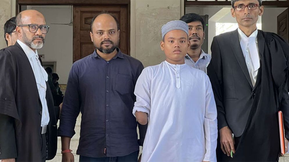 হাত হারানো সেই শিশুকে ৩০ লাখ টাকা ক্ষতিপূরণ দেওয়ার শুনানি ৮ মে