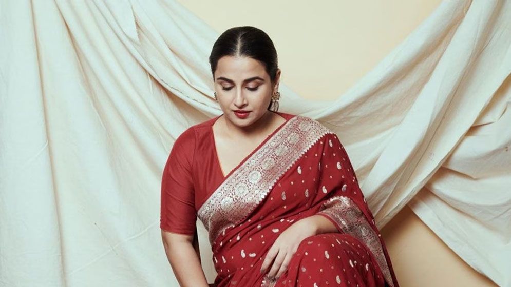 বিদ্যা বালানের পোশাক নিয়ে বলিউডে যত আলোচনা-সমালোচনা