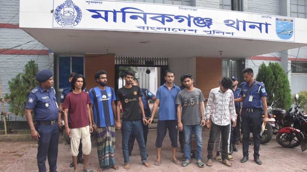 চিত্রশিল্পীর বাড়িতে আগুনের ঘটনায় ৮ জন রিমান্ডে