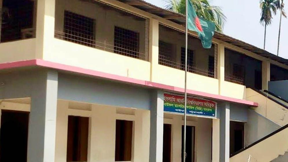 হিজাব না খোলায় চার পরীক্ষার্থীর উত্তরপত্র নিয়ে যাওয়ার অভিযোগ