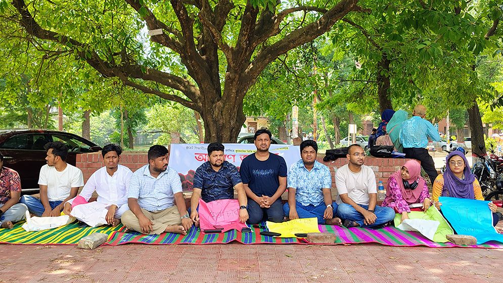 কুয়েট ভিসির অপসারণ দাবিতে আমরণ অনশনে জাবি শিক্ষার্থীরা
