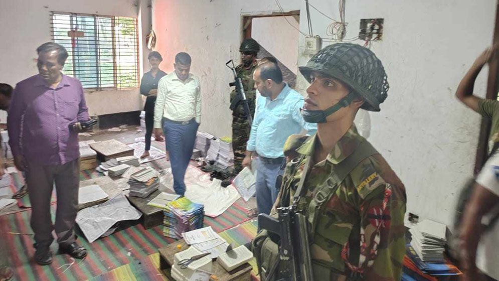 বোর্ডের নকল বই তৈরির কারখানা সিলগালা