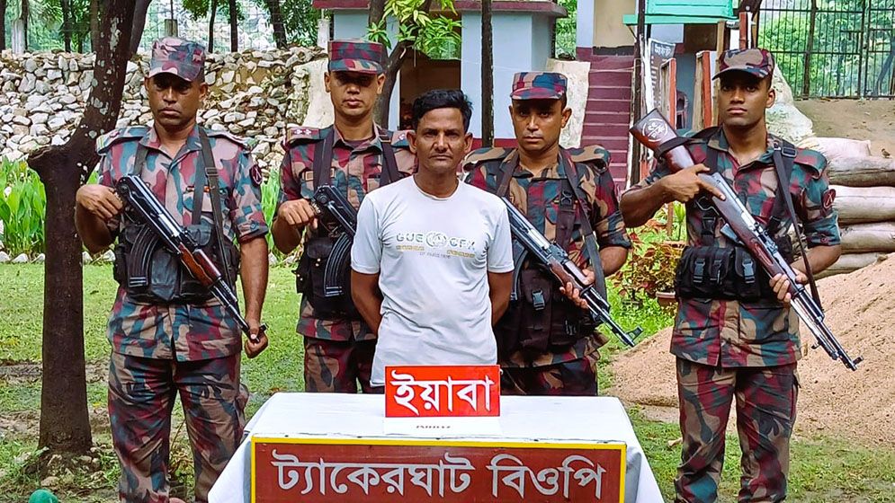 ভারত থেকে ফেরার পথে ইয়াবা কারবারি আটক