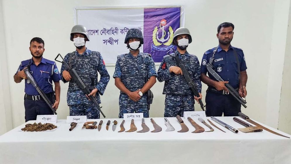 নৌবাহিনীর অভিযানে মাদক ও দেশীয় আগ্নেয়াস্ত্র উদ্ধার