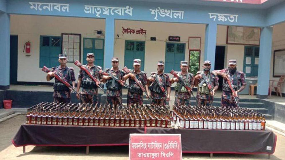 ভারতীয় ৪৯৭ বোতল মদসহ গরু জব্দ