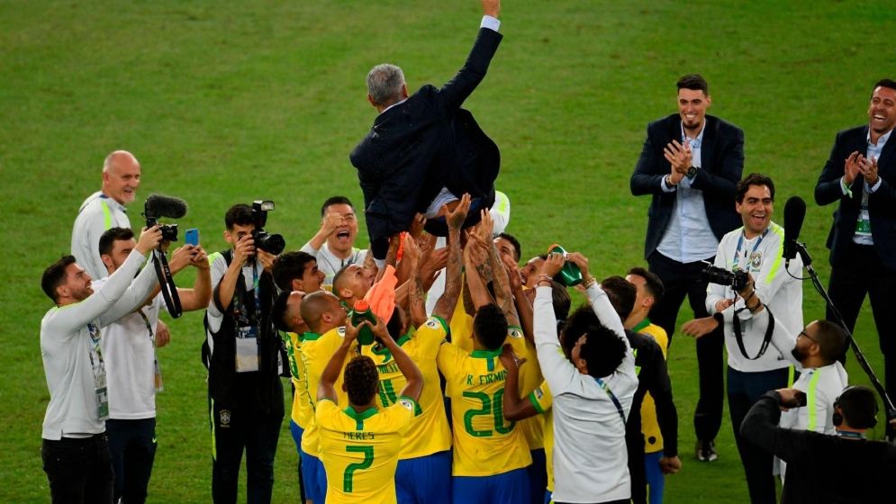 ফুটবল থেকে সরে দাঁড়ালেন ব্রাজিলকে সবশেষ শিরোপা জেতানো কোচ