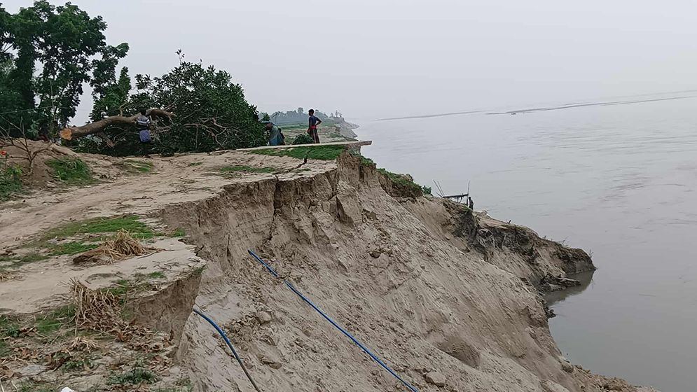 বাঘায় অসময়ে পদ্মার ভাঙন দুশ্চিন্তায় এলাকাবাসী