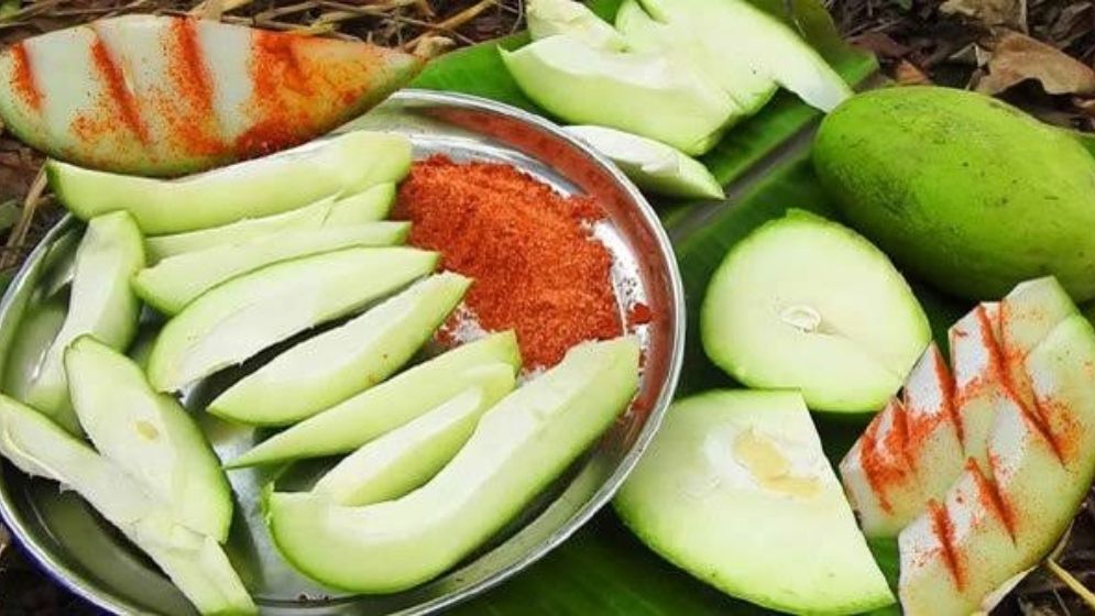 উপকারিতা জানলে আপনিও খাবেন কাঁচা আম