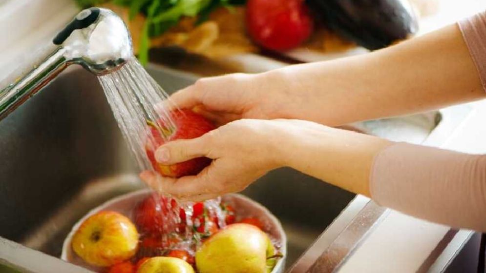 শুধু পানি দিয়ে ধুয়েই ফল খাচ্ছেন, তাহলে জেনে নিন