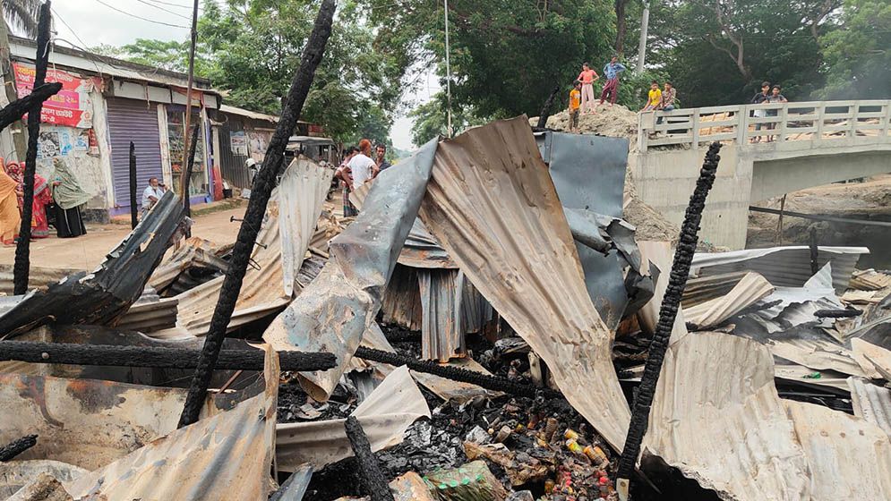 কোটালীপাড়ায় ১০ দোকান পুড়ে ছাই