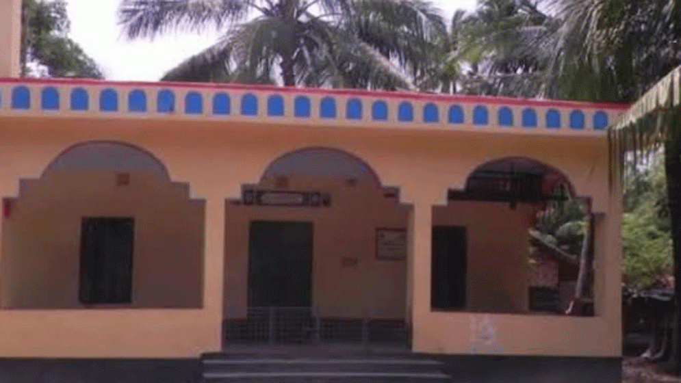 মসজিদের টাকার হিসাব নিয়ে যুবককে কুপিয়ে জখম