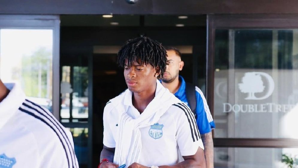 ডাকাতের ভয়ে খাটের নিচে ফুটবলার...