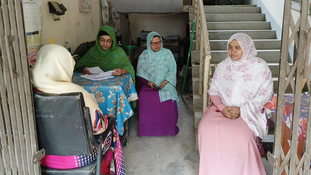 সিঁড়ির নিচে স্কুলের অফিস, এক কক্ষে দুই শ্রেণির পাঠদান