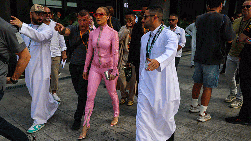 মক্কার অদূরে গায়িকাকে দিয়ে নাচ-গান, ক্ষুব্ধ মুসল্লিরা