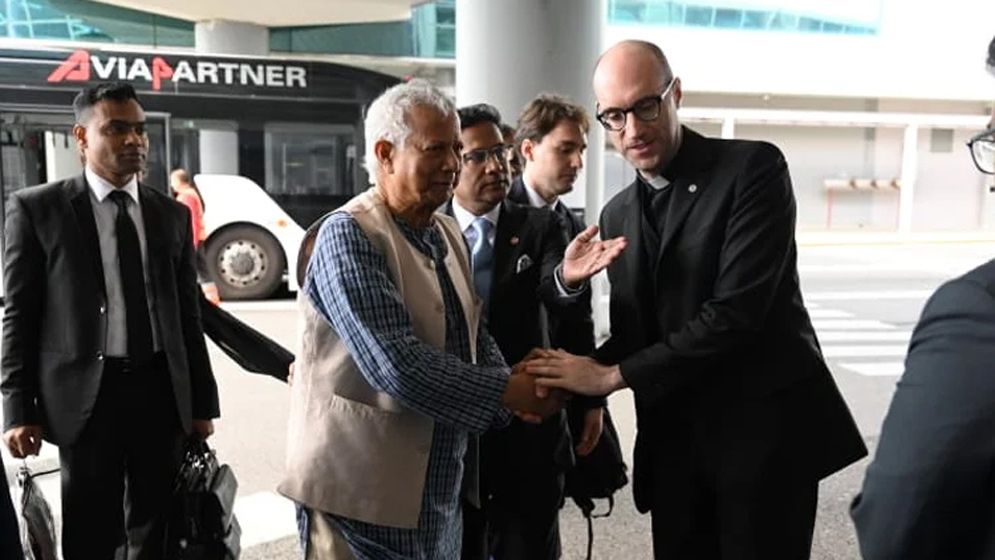 রোমে পৌঁছেছেন প্রধান উপদেষ্টা