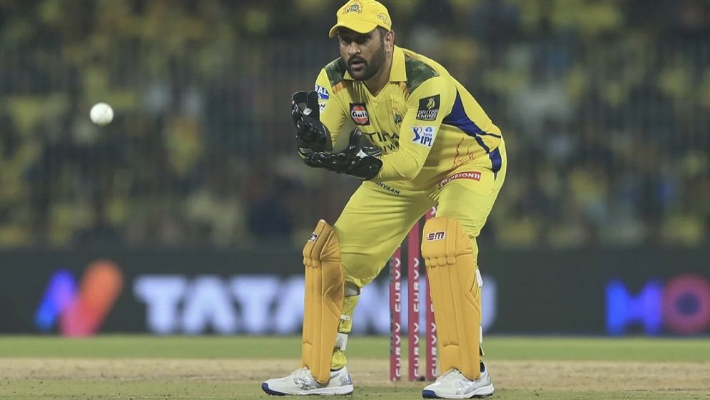 আগেভাগেই যেন হাল ছেড়ে দিলেন ধোনি