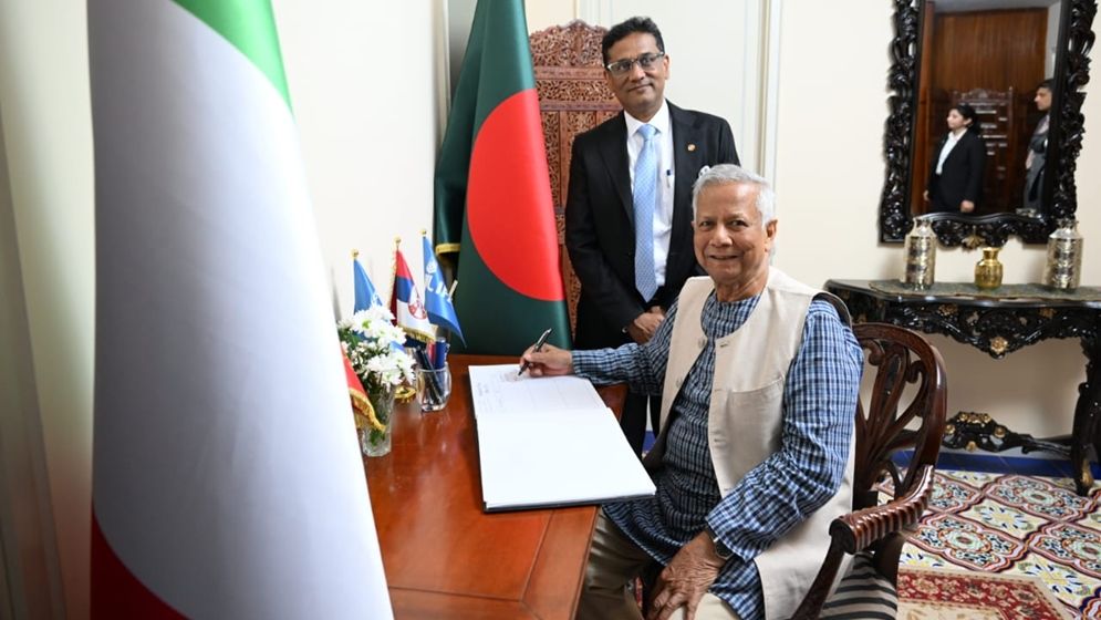 রোমে বাংলাদেশ হাউস পরিদর্শন করলেন প্রধান উপদেষ্টা