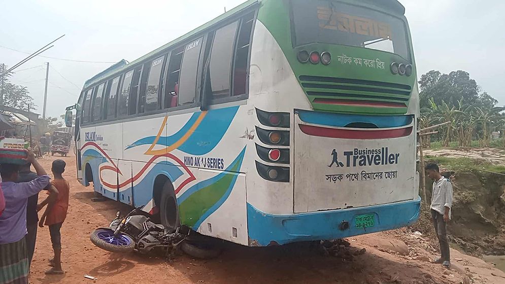 মোটরসাইকেলে বাস আটকে বেঁচে গেছেন ৪০ যাত্রী