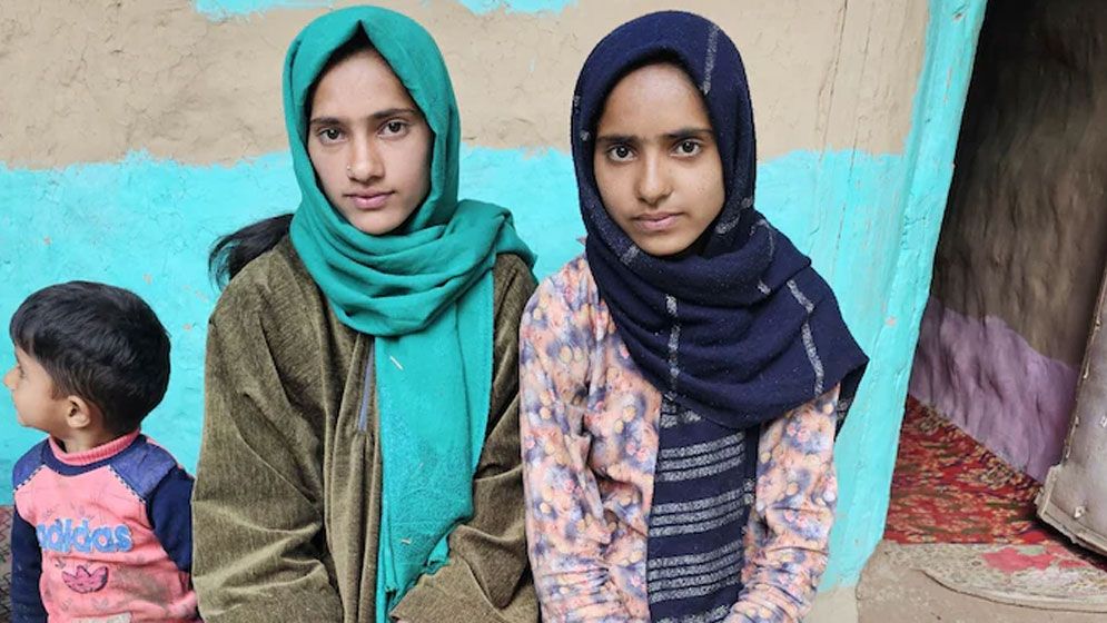 জীবনের ঝুঁকি নিয়ে পর্যটকদের বাঁচিয়ে প্রশংসায় ভাসছেন দুই কাশ্মীরি কন্যা