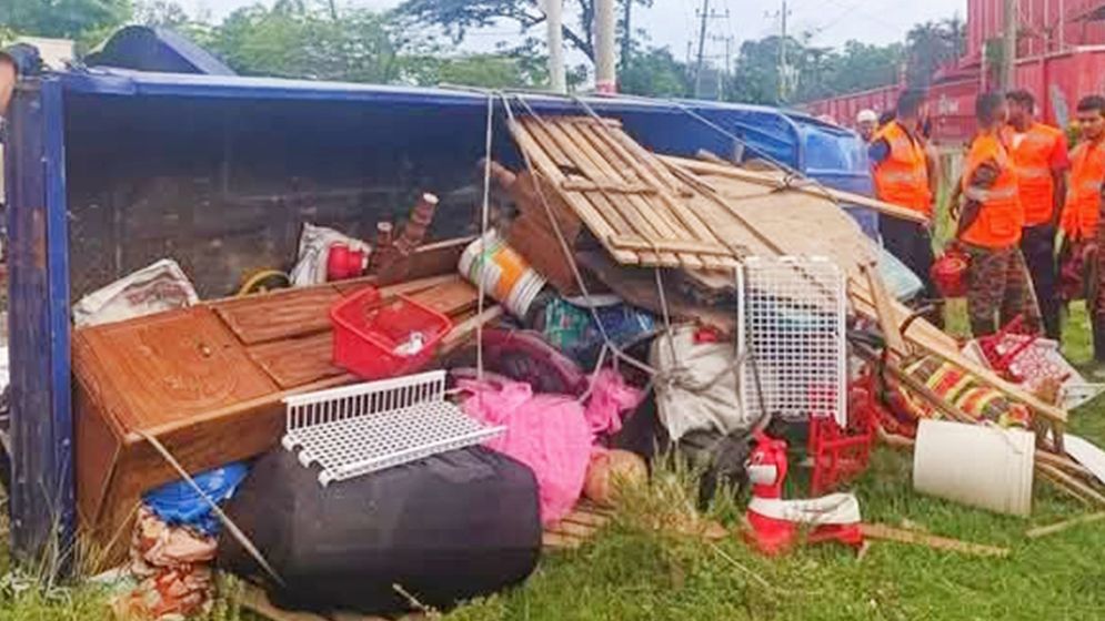 পিকআপভ্যান উল্টে শিশু নিহত, আহত ৭