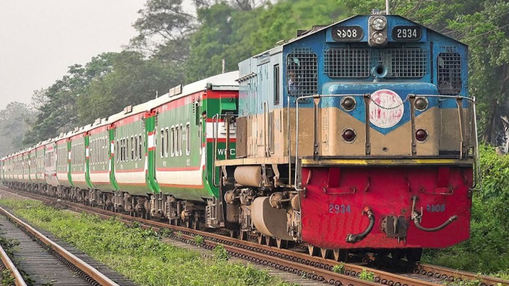 সেলফি তুলতে গিয়ে ট্রেনের ধাক্কায় নবদম্পতির মৃত্যু
