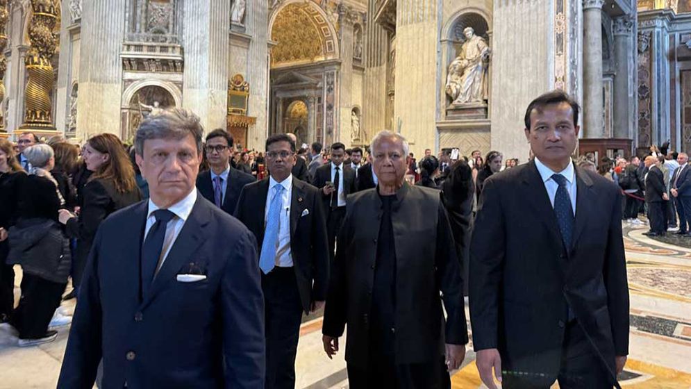 পোপ ফ্রান্সিসের কফিনে প্রধান উপদেষ্টার শ্রদ্ধা