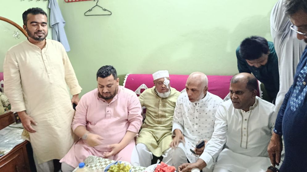 অসুস্থ বিএনপি নেতা ইদ্রিস মিয়াকে দেখতে গেলেন মীর হেলাল