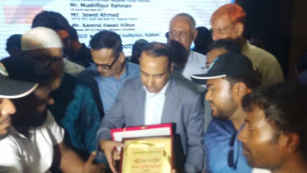 বাফুফে সভাপতি তাবিথ আউয়ালকে সম্মাননা প্রদান