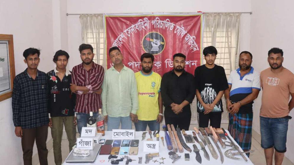 কুমিল্লায় অস্ত্র ও মাদকসহ কিশোর গ্যাংয়ের ৯ সদস্য গ্রেফতার